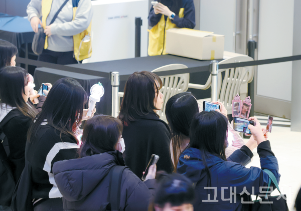 지난 8일 코엑스 신한카드 아티움에서 열린 황민현의 팬미팅 포토존에서 팬들이 사진을 찍고 있다.
