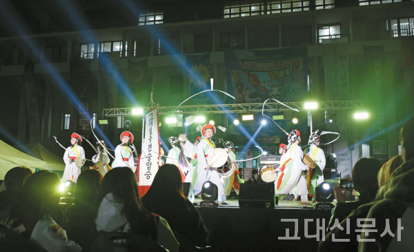 14일 열린 2024 동아리박람회 야간 공연에서 ‘고대농악대’가 ‘진주삼천포12차농악’을 연주하고 있다