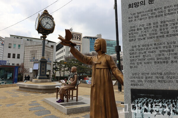 김학순 할머니의 조각상은 실제 할머니의 모습을 본떴다.