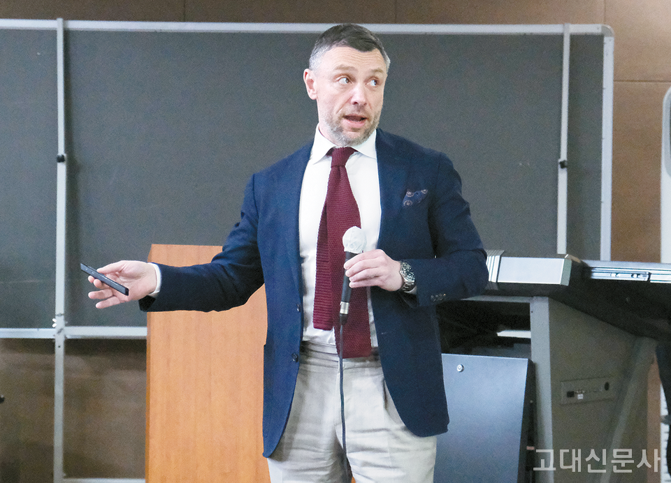 마카로브스 특사가 21일 열린 강연에서 라트비아의 허위 정보 대응안을 설명하고 있다.