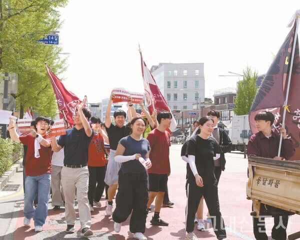 지난달 18일 4·18 구국대장정에 참여한 학생들이 국립4·19민주묘지로 행진하고 있다.