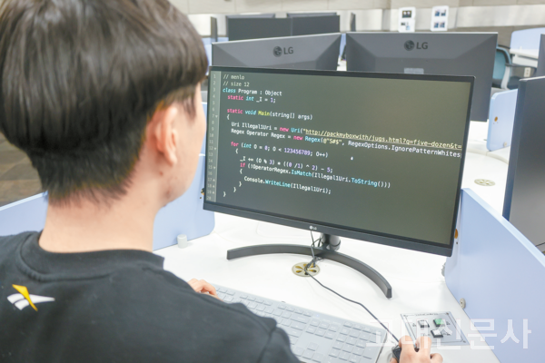 한 학생이 정보보호학부 PC실에서 파이썬 코딩을 하고 있다. ※본 사진은 연출된 사진입니다.