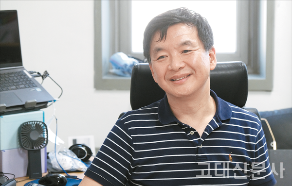 김진일 교수가 29일 열리는 제6회 NIF 진행에 앞서 토마스 사전트 교수에 대해 설명하고 있다.