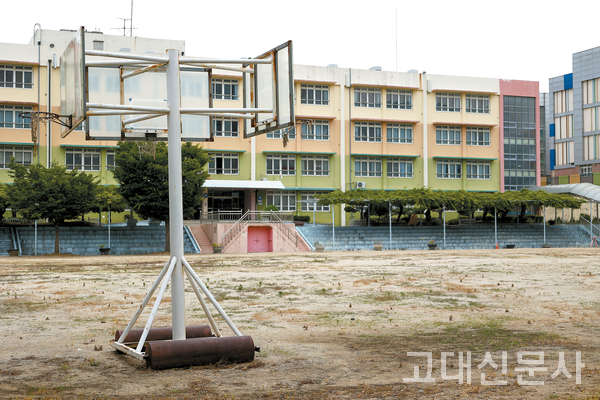 지난달 30일 폐교인 대구 죽전중의 운동장이 썰렁한 모습이다. 소멸 위기를 겪는 지방에선 폐교와 폐교 직전인 소규모 학교가 늘고 있다.