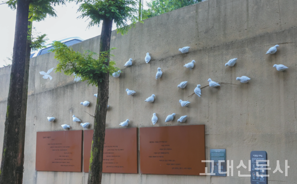 시 ‘성북동 비둘기’와 비둘기 모형.