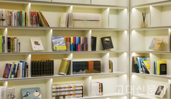 책을 자유롭게 감상할 수 있는 지하 1층 열람실.