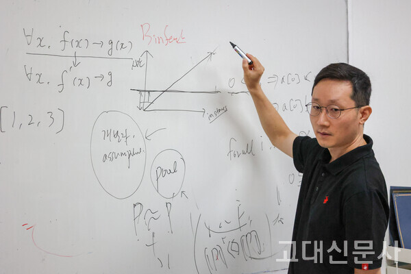 오학주(정보대 컴퓨터학과) 교수는 "GNN은 결과를 설명하기 위해 모든 가능성을 탐색해야 하므로 시간과 비용이 많이 들지만, PL4XGL은 사전 내재화된 설명 방식을 제공하기에 추가 비용이 들지 않는다"고 말했다.