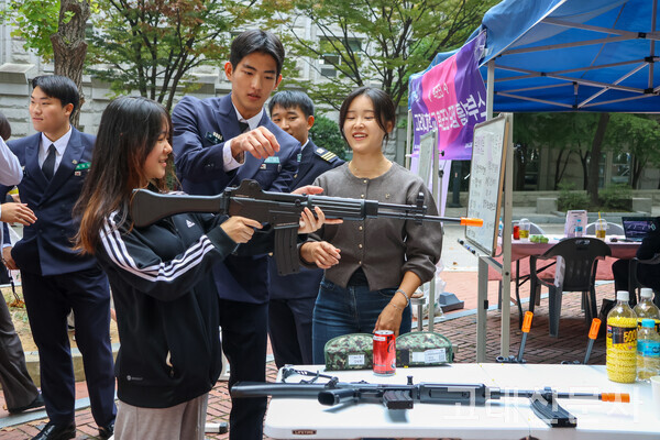 같은 날 고려대 학군단이 운영한 부스에서 학생들이 총기 활용법을 배우고 있다.