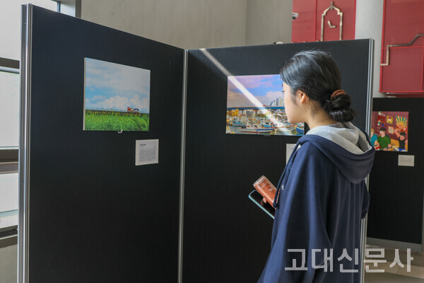 지난달 10일 SK미래관에서 한 학생이 ‘청춘’을 소재로 한 작품들을 감상하고 있다.