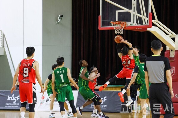 5일 화정체육관에서 열린 KUSF 대학농구 U-리그 챔피언결정전에서 문유현이 리바운드를 받아내고 있다.