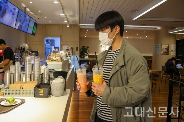 고려대 중앙광장 지하 1층에 위치한 카페 ‘싱싱주스’에서 성용빈(디자인조형20) 씨가 E컵 옵션으로 음료를 주문하고 있다. E컵 옵션을 선택하면 다회용 컵이 제공되고, 반납 시 300원을 환급 받는다.