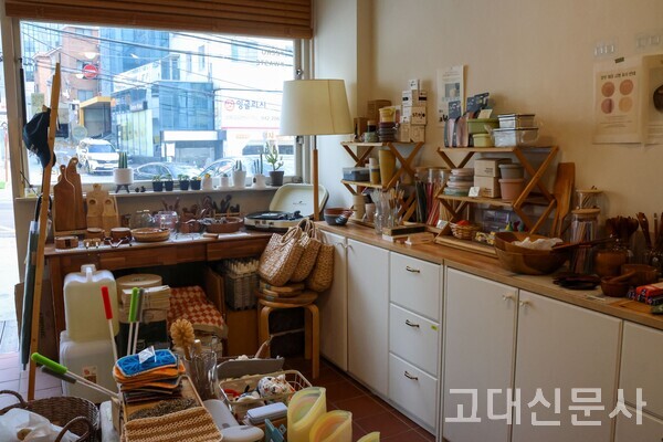 성북구 길음역 7번 출구 도보 거리에 위치한 ‘일상공감 길음’에선 제로웨이스트 상품을 비롯해 동물복지, 공정무역 상품 등을 만나볼 수 있다. 