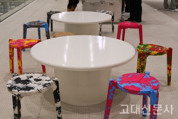 아모레퍼시픽그룹 본사 2층에 전시된 김하늘 디자이너의 ‘스택 앤 스택(Stack and Stack)’은 코로나19 이후 버려지는 폐마스크를 녹여 만든 의자다. 이곳에선 누구나 자유롭게 의자에 앉아 쉬어갈 수 있다.