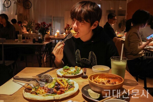 신용산역 인근에 위치한 ‘퍼멘츠’에서 한명진(성신여대 융합보안공학21) 씨가 비건 난과 발효 커리소스로 만든 ‘베지&커리’를 먹고 있다. 퍼멘츠에서는 다양한 비건 발효 음식과 수제 콤부차를 맛볼 수 있다.