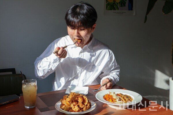 퓨전 아시아 음식을 비건으로 즐길 수 있는 용산구 이태원동 ‘카무플라주’에서 이승훈(서울대 윤리교육22) 씨가 콩고기와 과일 소스로 만든 ‘오렌지 치킨’을 먹고 있다. 콩고기로 만든 치킨은 비건 음식을 처음 접한 사람들도 쉽게 입문할 수 있도록 하는 이곳의 대표 메뉴다.