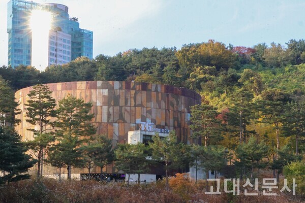 옛 석유비축기지가 2017년 마포구 성산동의 ‘문화비축기지’로 재탄생했다. 현재는 다양한 전시와 여가 공간이 마련돼 있다.