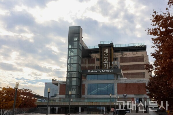 종로구 장사동 ‘세운상가’. 1968년 국내 최초 주상복합단지로 세워져 오랫동안 주거 공간으로 활용됐다. 2000년대 이후 녹지공간 조성 사업이 추진되기도 했지만, 사업이 불발되며 2017년 ‘다시세운 프로젝트’를 통해 상가로 재개장됐다.