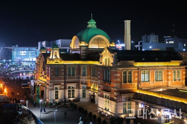 ‘문화역서울284’는 구 서울역사(경성역)의 원형을 복원한 복합문화공간이다. 돔 형태의 지붕과 벽돌로 지어진 르네상스식 외관에서 1925년 경성역의 모습을 그대로 엿볼 수 있다.