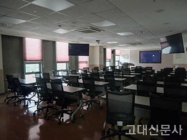 의과대 재학생들이 휴학을 신청하며 고려대 서울캠 의과대 본관의 강의실이 텅 비었다.