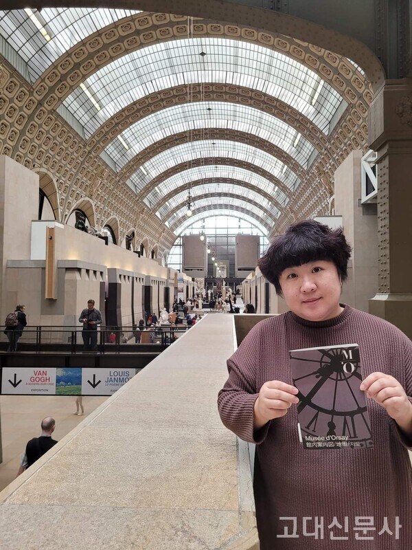 지난해 프랑스 루브르 박물관에서 전시를 진행한 박은지 큐레이터.