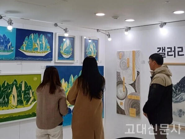 전남 화순군에 위치한 ‘갤러리 아트14’에서 방문객들이 작품을 감상하고 있다.