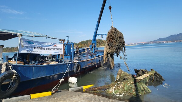 해양복원 환경단체 블루사이렌이 사천 바다에서 해양쓰레기를 육지로 집하하고 있다.