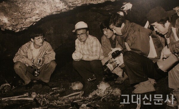 기자로 재직 중이던 1992년 다랑쉬굴에서 유해 발굴에 참여한 김종민 이사장.