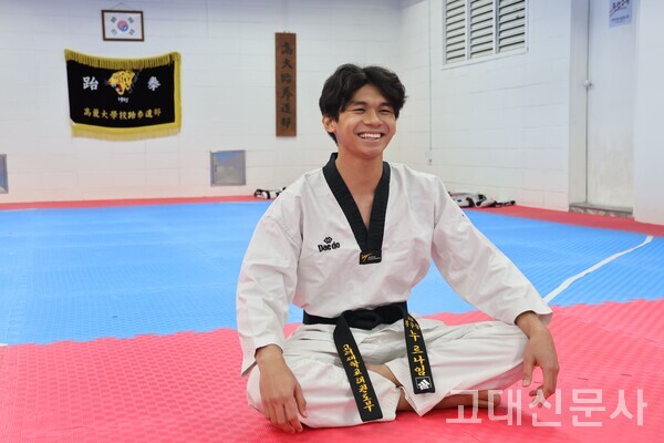 누르 씨는 태권도를 배우고 친구를 사귀고자 태권도부에 가입했다.