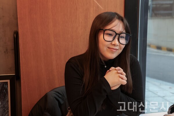 투랄리예바 씨가 한국어로 인터뷰에 응하는 모습. 그는 후배들에게 “유학 생활이 처음엔 힘들 수 있지만, 힘들어도 포기하지 말고 다양한 사람들과 소통해 보길 바란다”고 조언했다.