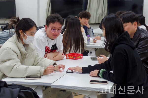 ‘호기’의 중국 학생들이 고려대 세종캠퍼스 농심국제관에서 멘토와 함께 한국어로 보드게임을 즐기고 있다.