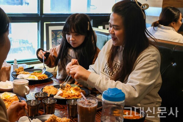 명동역 인근 아시아 음식점 ‘캄풍쿠(KAMPUNGKU)’에서 ‘동남아시아 유학생 모임(Southeast Asia Society)’소속 학생들이 나시 르막(Nasi Lemak) 등 말레이시아 음식을 먹고 있다.