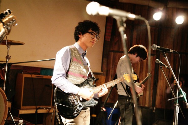 2012년 전기뱀장어의 첫 단독공연 '최신유행'의 무대에 오른 황인경 교우.