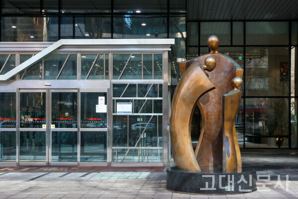 2003년 선릉역 인근에 설치된 ‘신인류-가족’ 조형물은 군데군데 색이 벗겨져 사후관리가 안 된 채 놓여 있다.