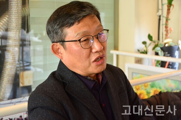  전 문예예술진흥위원회 시각예술 전문위원이자 현 종합예술평론가 김찬동 씨의 모습.