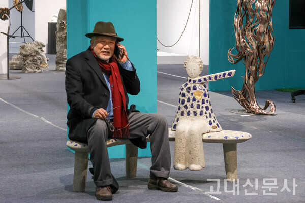지난 2월 6일 열린 서울국제조각페스타에서 어린 왕자 조형물에 앉아 통화 중인 김용철(남·75) 씨의 모습.