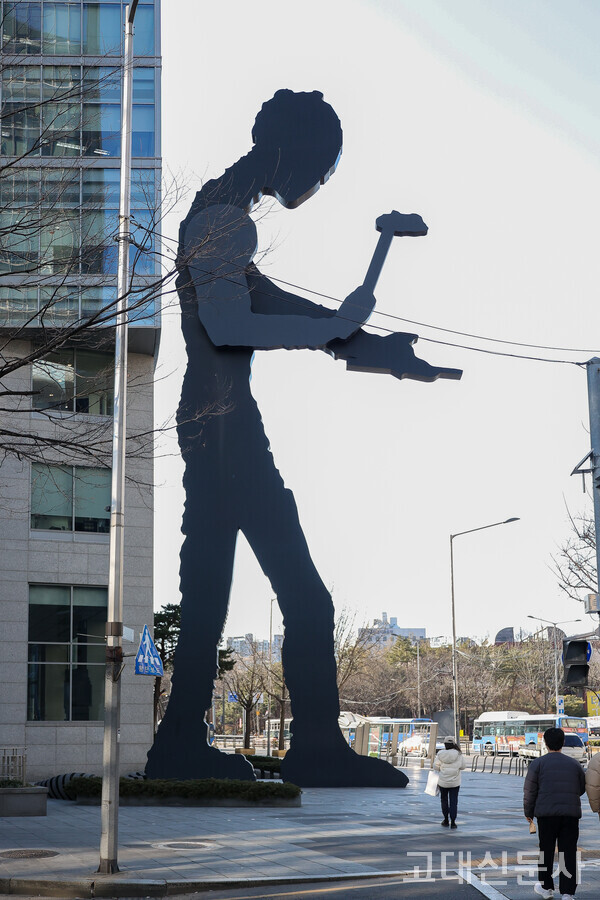 흥국생명 빌딩 앞 설치된 ‘해머링맨’.