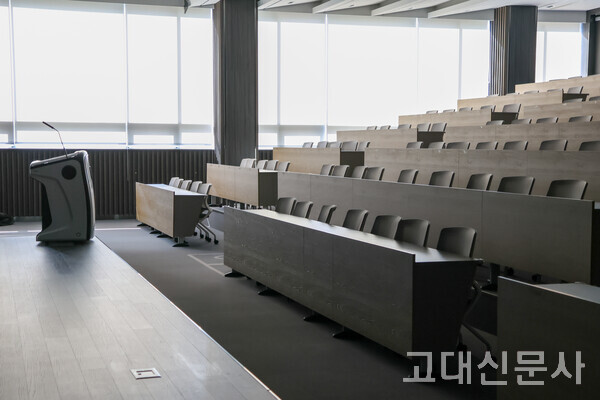 지난달 26일 의과대학 1학년 전공필수 과목이 열리는 녹지캠 제1의학관 강의실3이 비어 있다.