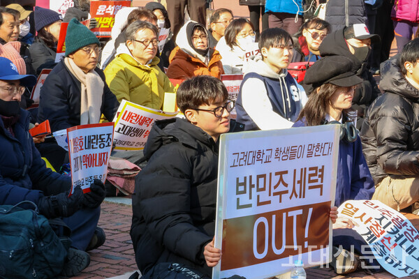 찬성 집회 참여자들은 오후 3시 30분경 중앙광장으로 이동해 집회를 이어갔다.