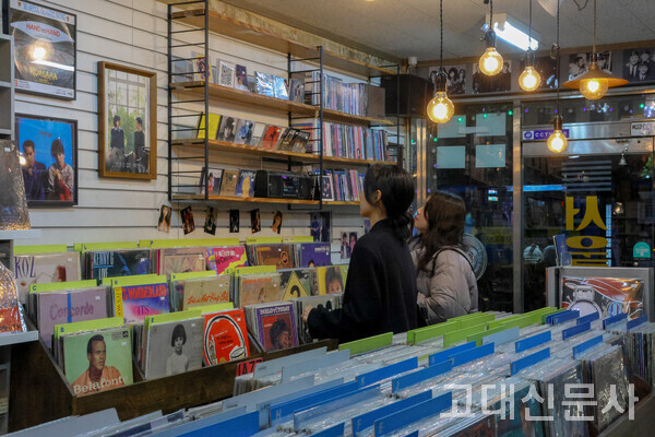 CD 대신 휴대폰으로 음악을 듣는 요즘, 서울 종로구에 위치한 '서울레코드'에서는 여전히 다양한 음반을 판매하고 있다.