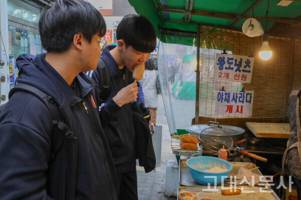 이명환(남·15) 군과 양성수(남·15) 군이 하굣길에 영훈국제중학교 인근 노상 분식집에서 핫도그를 먹고 있다.