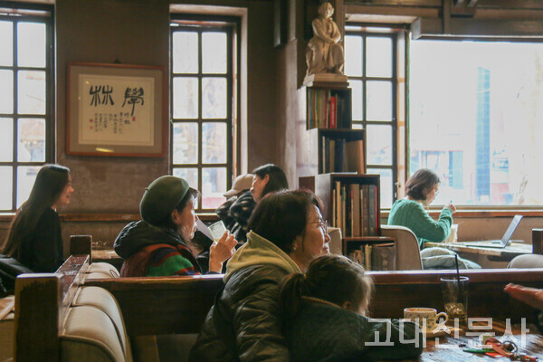 카페 이전엔 다방이 있었다. 1956년에 개업한 다방 '학림'은 다양한 세대의 추억을 공유하는 공간이다.