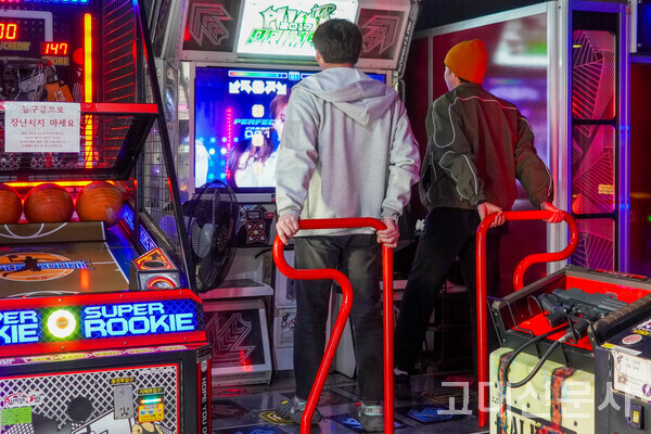 세종 조치원읍 침산리에 위치한 오락실 '픽미픽미'에서 2015년 발매된 'PICK ME' 음악에 맞춰 펌프 게임을 즐기고 있는 모습.
