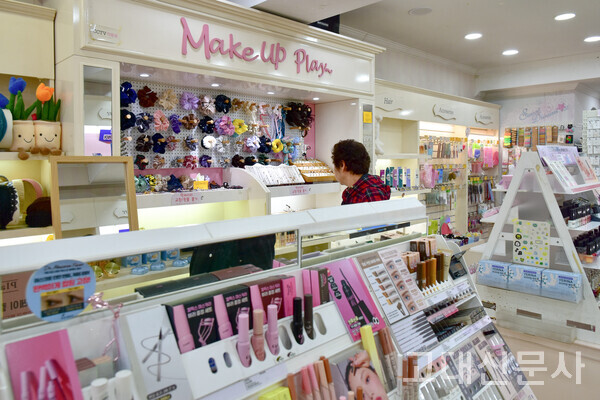 손님이 줄어든 '에뛰드하우스' 조치원점의 모습. 2010년대 유행했던 로드샵 화장품 가게들이 점점 사라지고 있다.