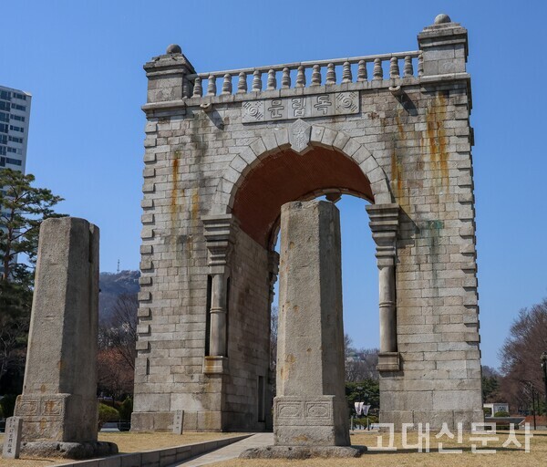 서울 서대문구에 위치한 대한민국 사적 제32호 독립문. 10년 넘게 세척 작업을 받지 못해 녹물과 찌든 때로 얼룩져 있다.