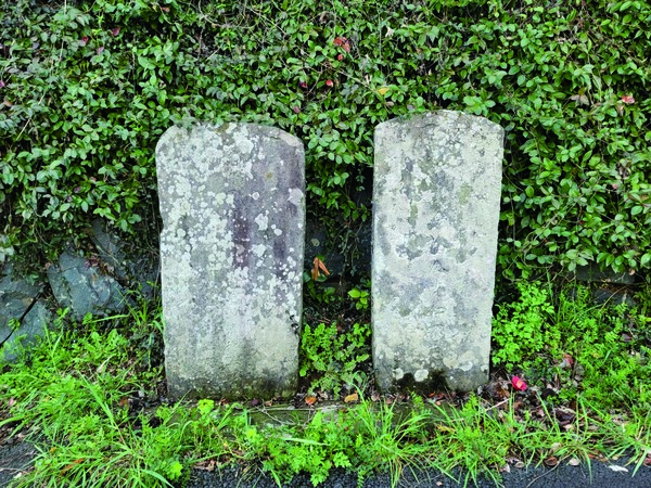 마찬가지로 산양읍에 위치한 오광훈·김광인 청덕선정비. 별도의 보호시설 없이 노상에 방치돼 있다.