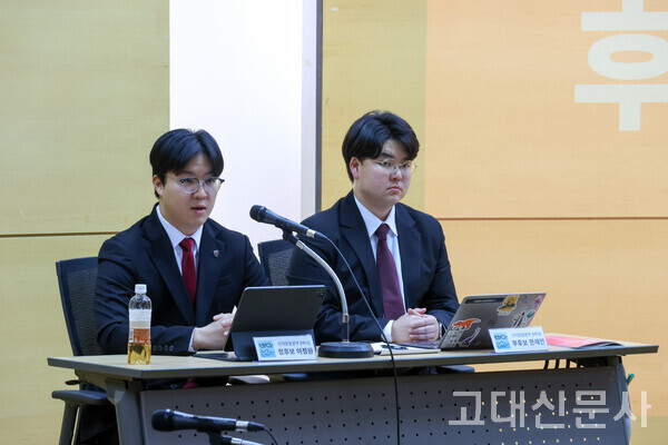 지난 19일 서울총학생회장단 재선거 후보자 공청회에서 선거운동본부 '바다'의 이정원 정후보(왼쪽)와 한재민 부후보(오른쪽)가 언론사 질의에 답하고 있다.