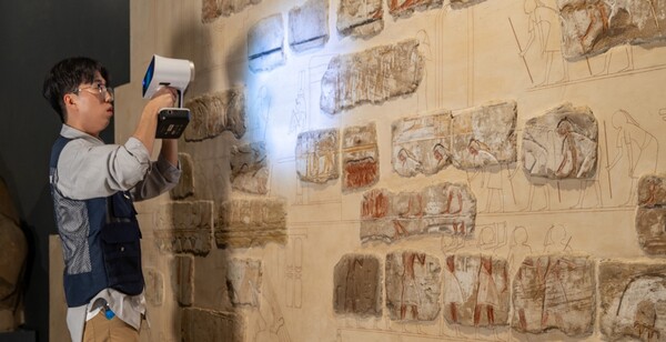 지난 2월 ODA 프로젝트에 참여한 국내 디지털 헤리티지 전문가가 탈라타트 벽화를 3D 스캔하고 있다.