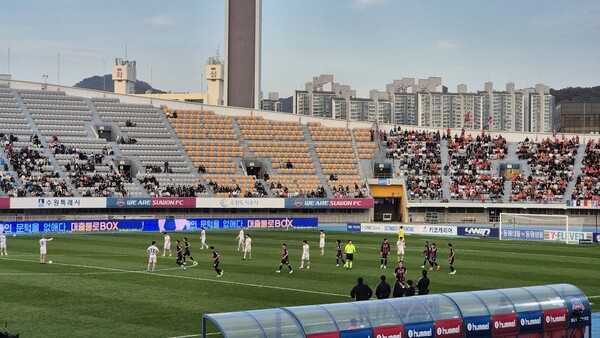 지난해 11월 9일 수원종합운동장에서 수원FC와 강원FC의 경기가 진행됐다. 토요일에 열린 수도권 경기임에도 관중석에는 빈자리가 많다.