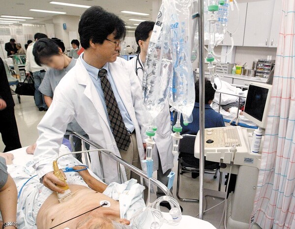 영상의학과 전문의 출신 김철중 기자는 2004년 말 우리나라 응급실의 현실을 그대로 보도하고자 일주일 동안 응급실 의사 체험을 진행했다.