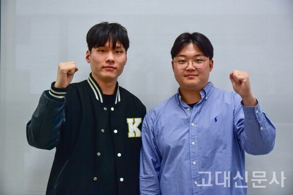 선거운동본부 ‘지축’의 박준 정후보(왼쪽)와 임재현 부후보(오른쪽)가 포즈를 취하고 있다.